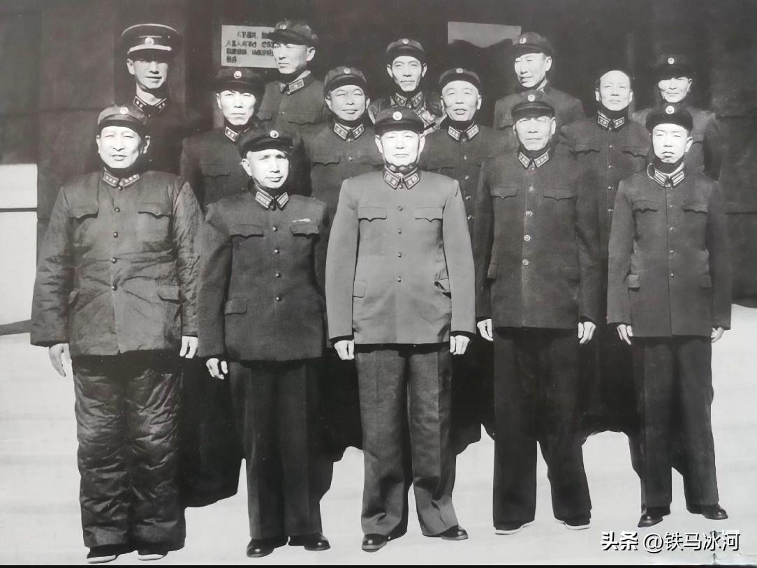 🍁这张照片足以载入史册
1963年，叶剑英元帅视察北京高等军事学院，开国将帅们