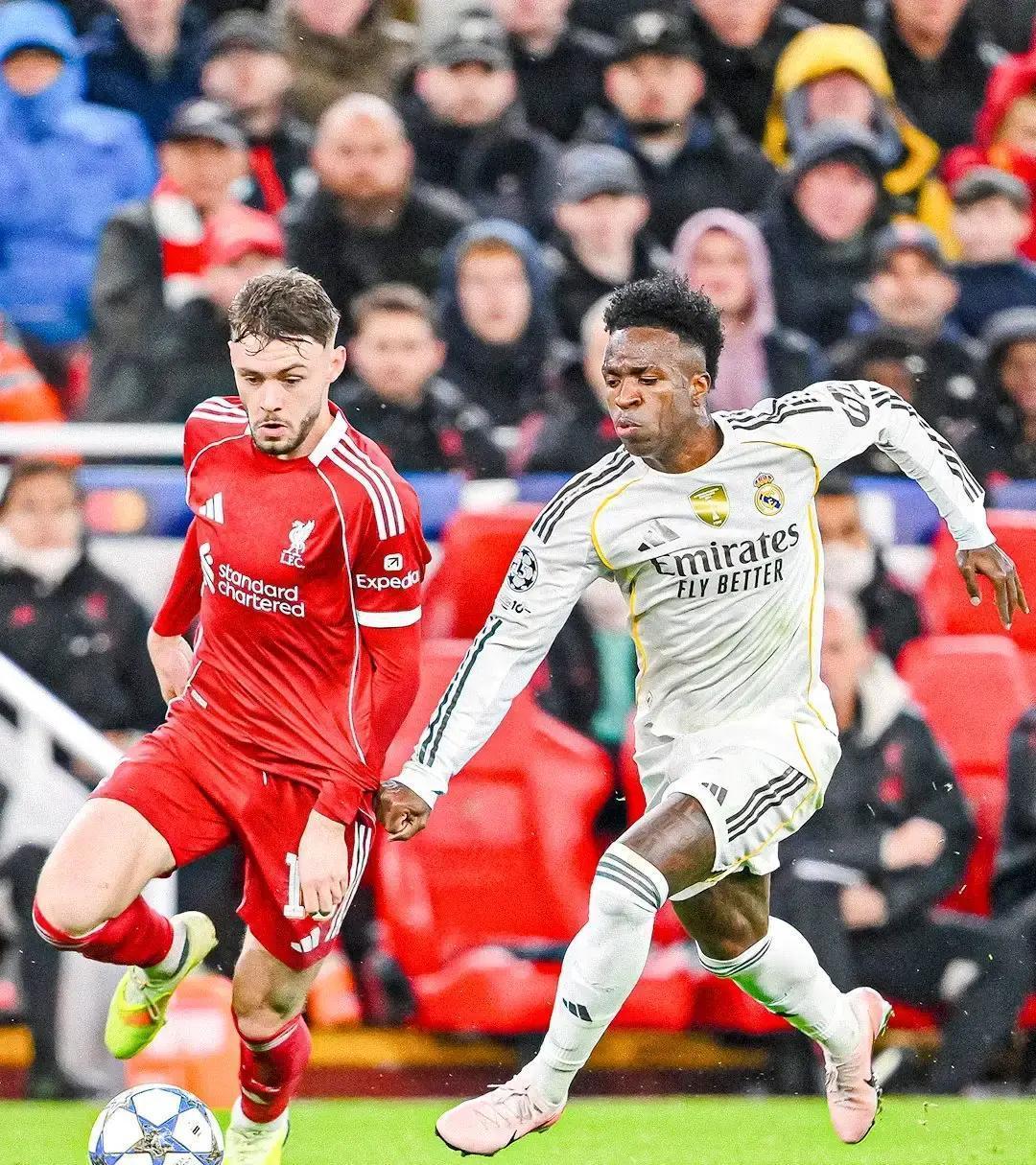 英超前锋向我吐槽：场上我能预判每个传球，但更衣室里，我完全听不懂队友在说什么。