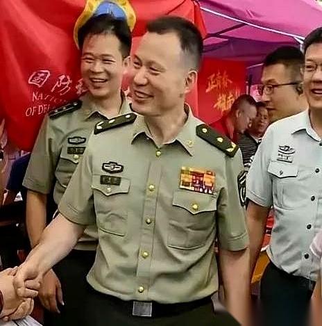 堂堂少将、国防科大的新任一把手，上任第一天居然不在办公室待着？
去哪了？
去高中