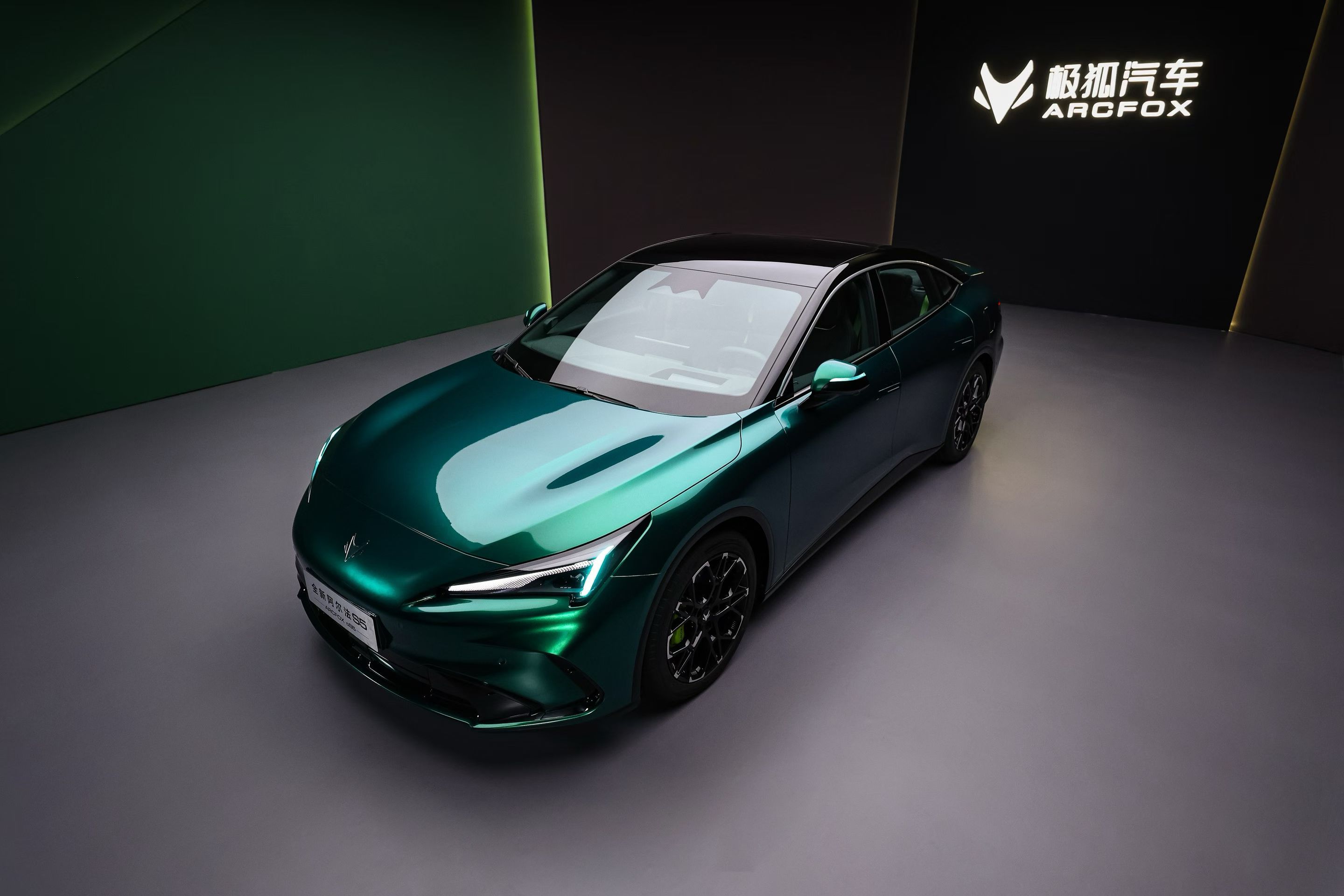 全新极狐阿尔法S5，补贴价9.98万元起，炸裂不炸裂？ 