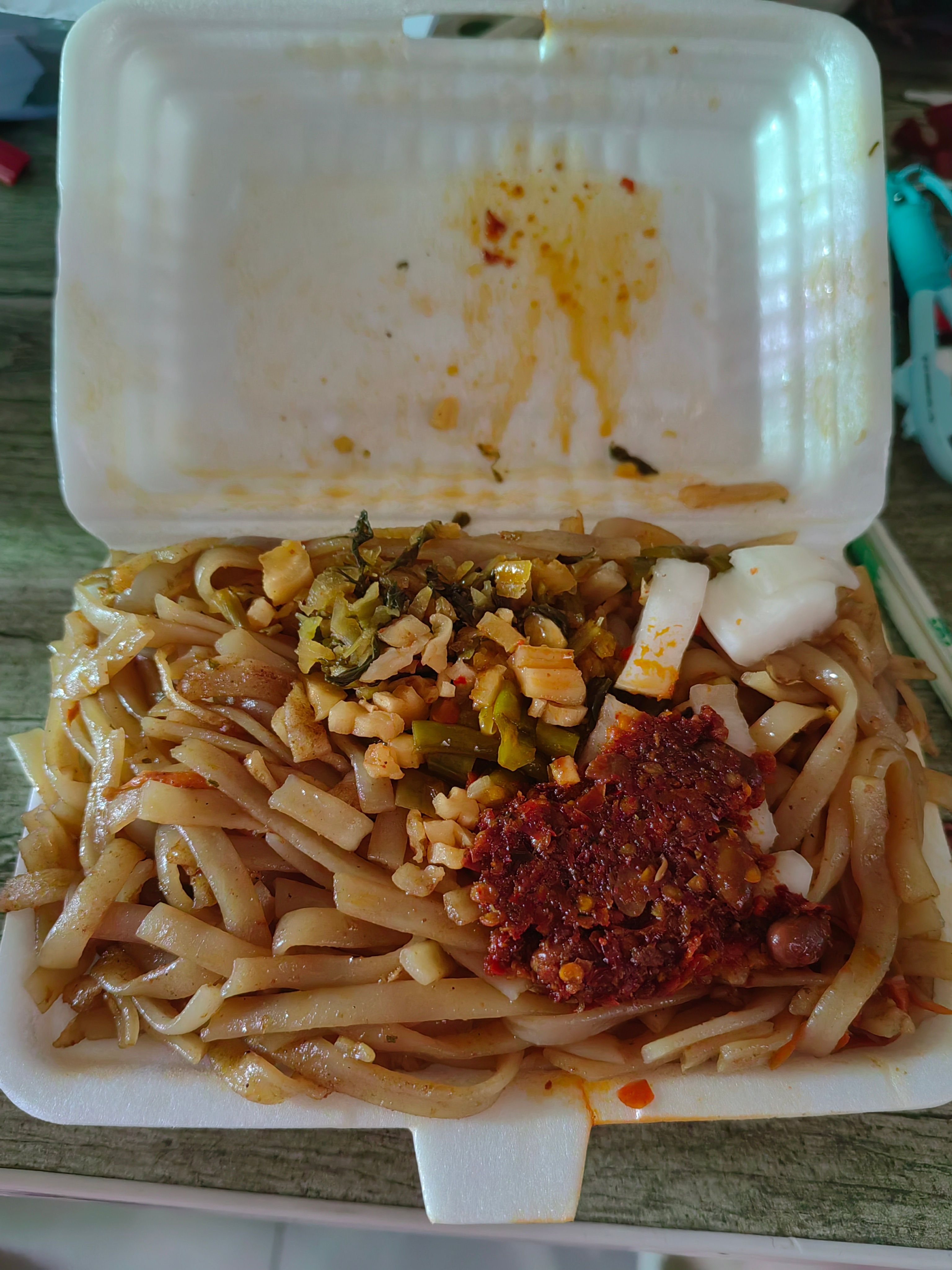 每日一餐分享去小摊打包回来炒河粉，这个辣椒爆辣