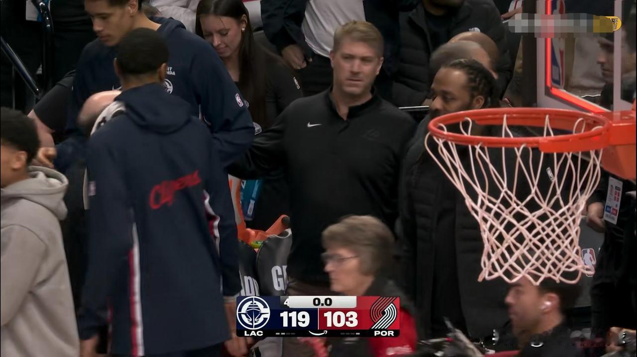 洛杉矶快船终于看到了晋级季后赛的希望！随着今天快船在客场以119：103大胜开拓