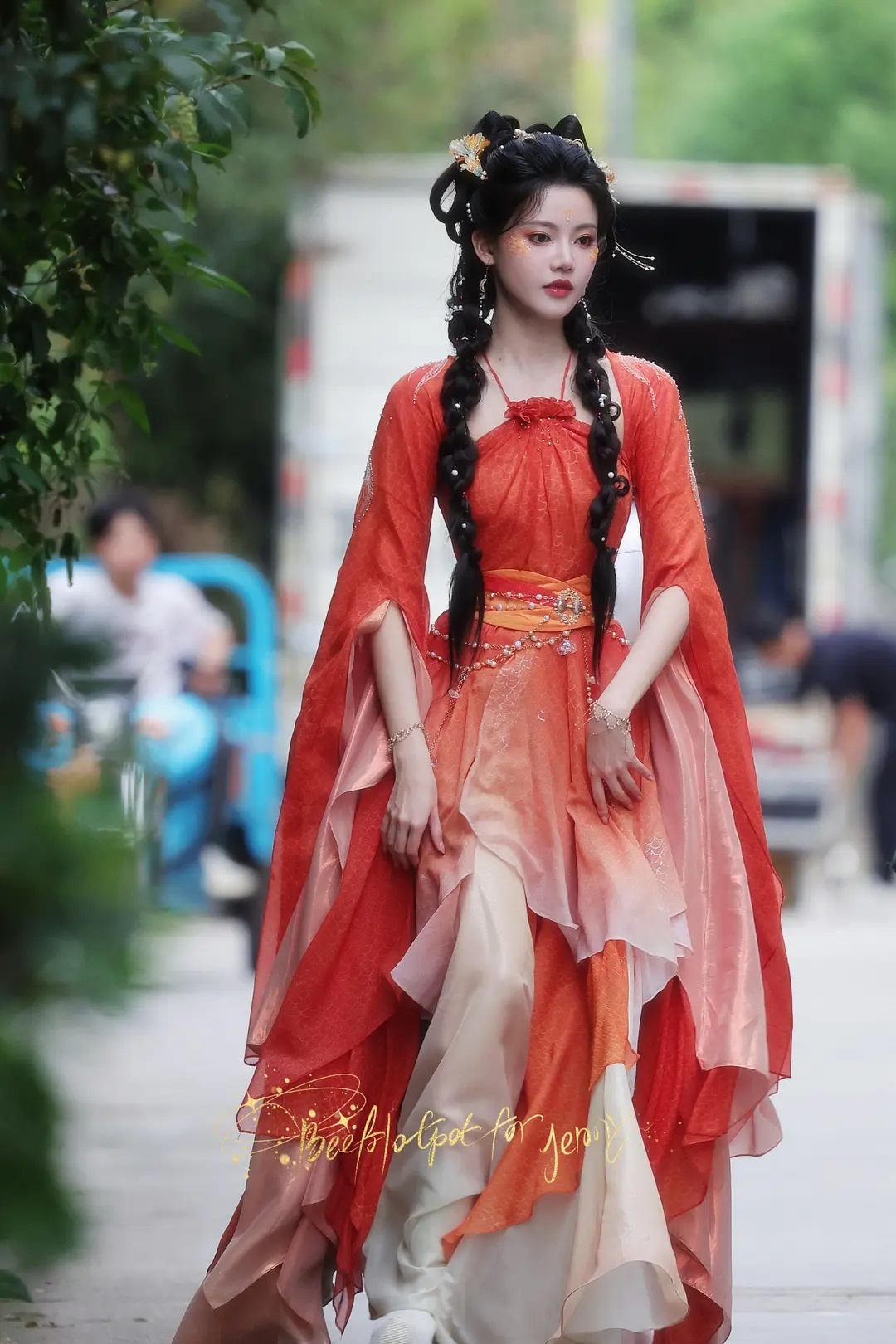 孙珍妮身条在00花里也蛮好的，高高瘦瘦造型基本都能撑起来，十万狂花大部分造型都可