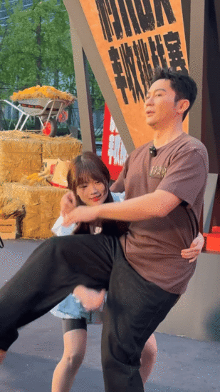 谁能想到李晨被公主抱很难想象力量担当李晨被公主抱，完成这个动作的还是一位娇小可爱