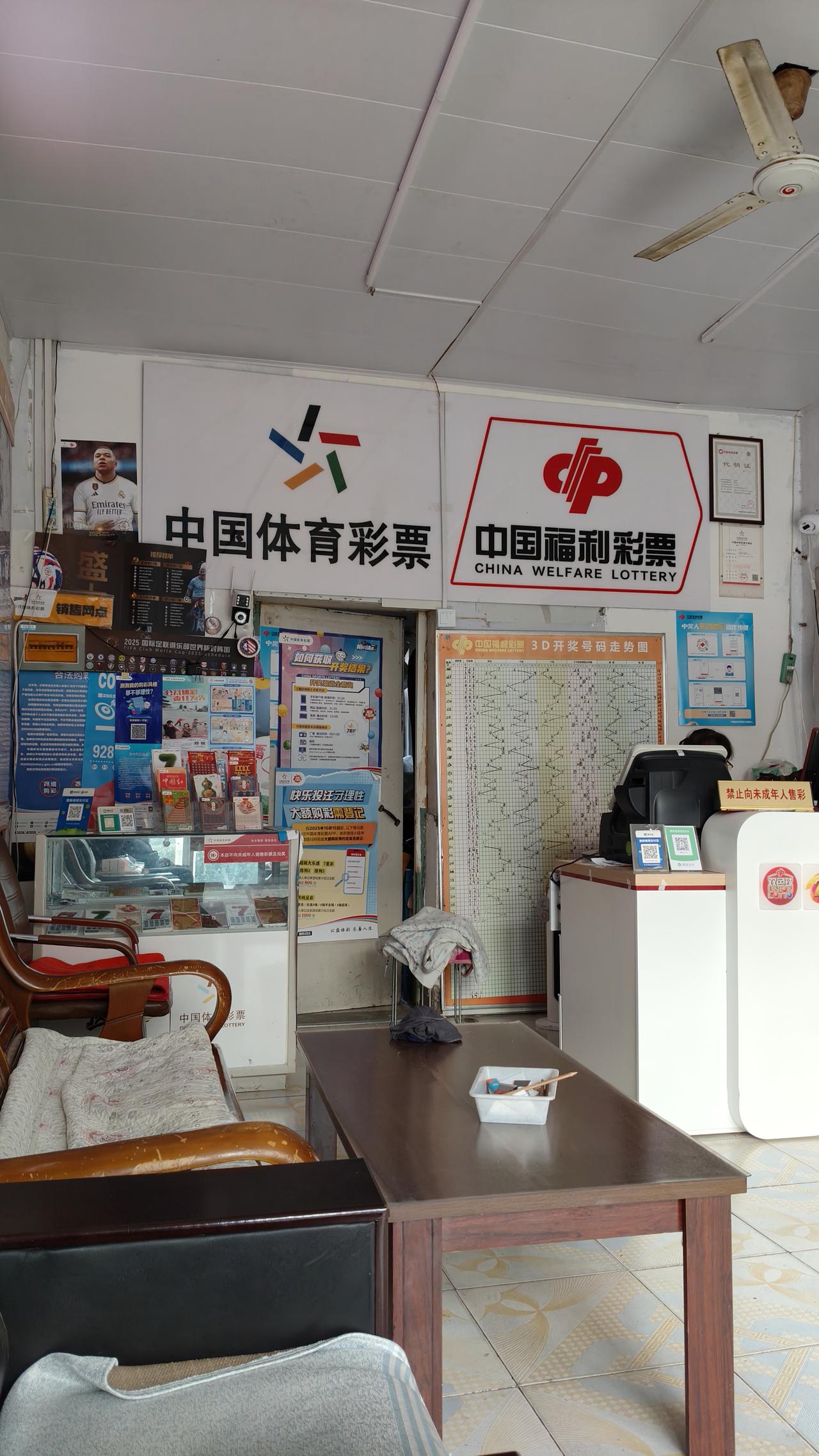 很多淡而无味的话题在短视频平台上，被反来覆去的讨论着，七嘴八舌之间的百无聊赖，弄