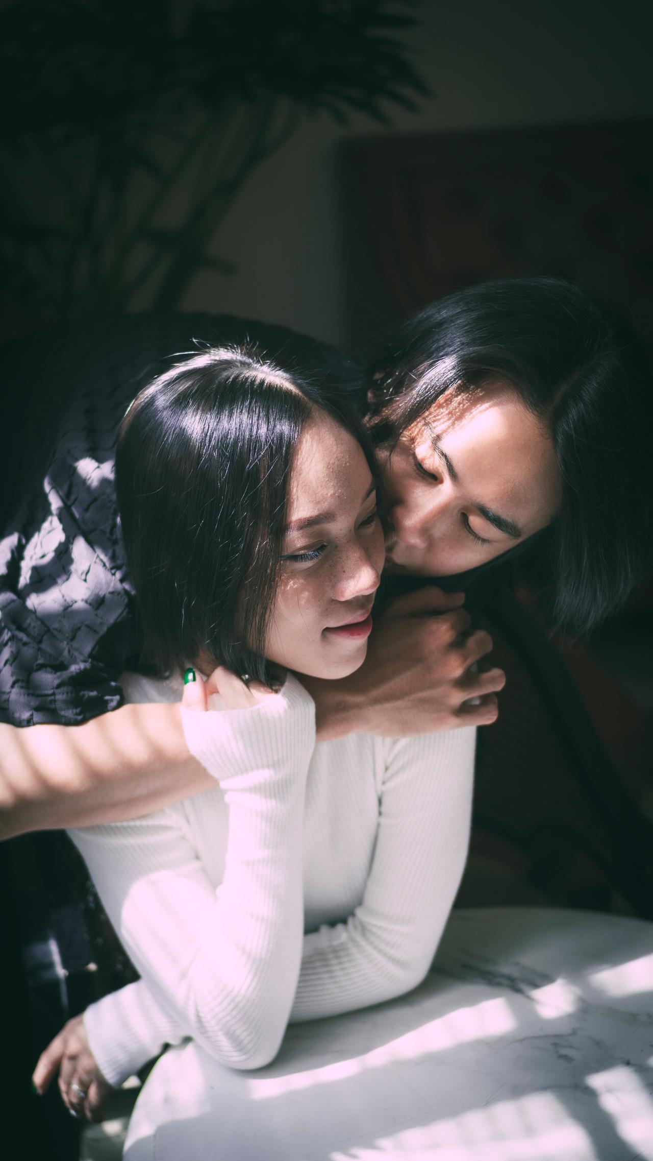 男人为啥不嫌外面的女人 "脏"？说穿了就一句话：在他心里，媳妇儿是合伙人，外头那