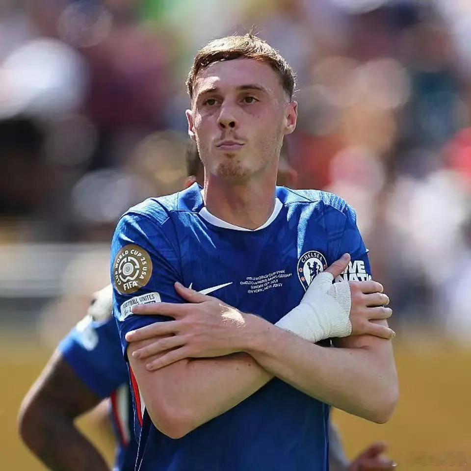 商业动态：切尔西中场球员科尔·帕尔默已正式为其标志性的“冷颤”庆祝动作注册商标，