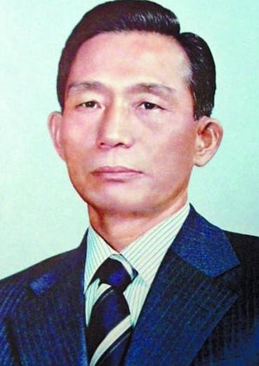 1979年，韩国总统朴正熙和心腹围坐在一起吃饭，突然一枪击中了他的胸口，顿时血流