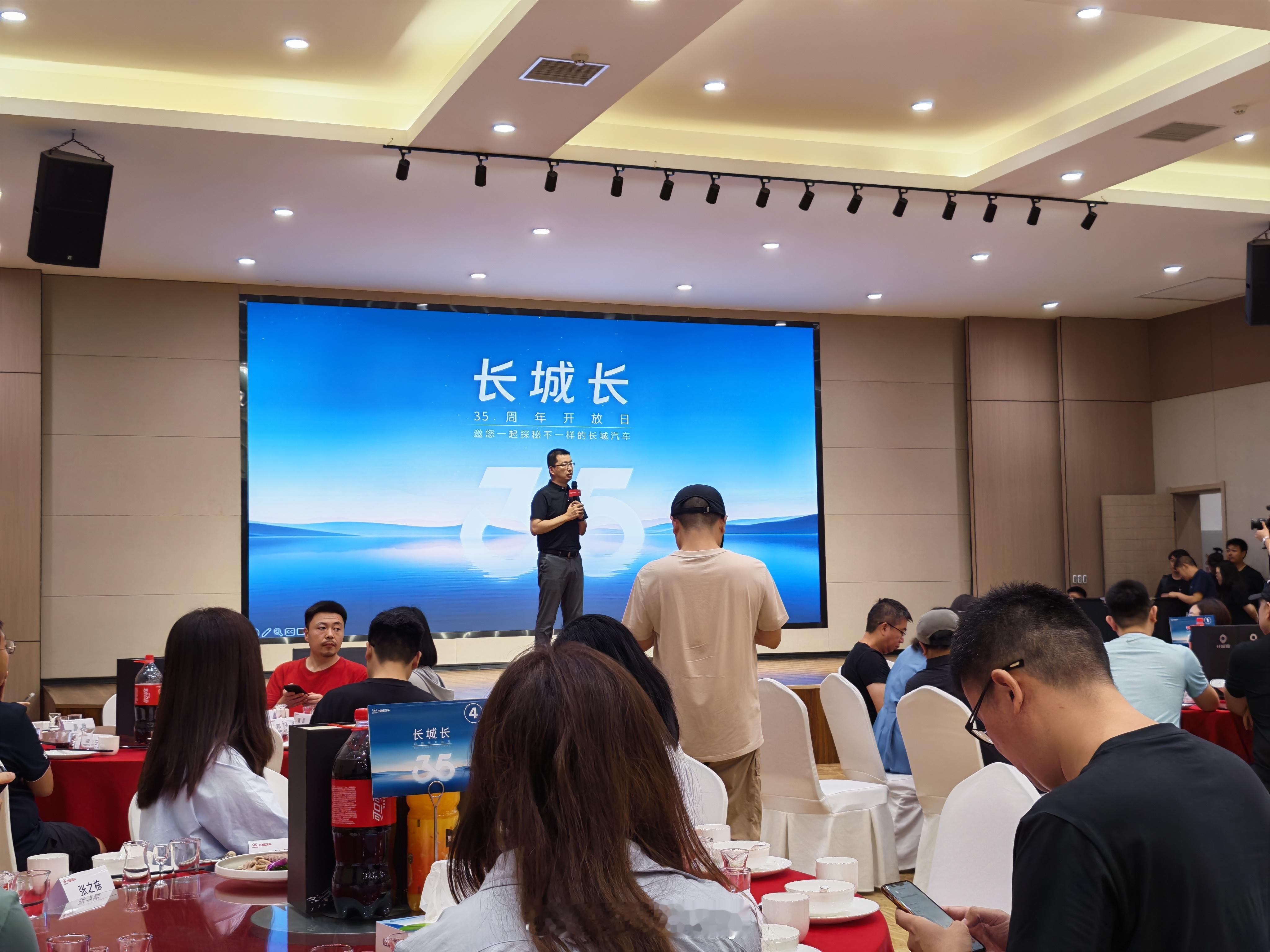 来保定了，闪现长城。长城炮白酒，有点意思。长城品质，一定很棒，等会尝尝。[并不简