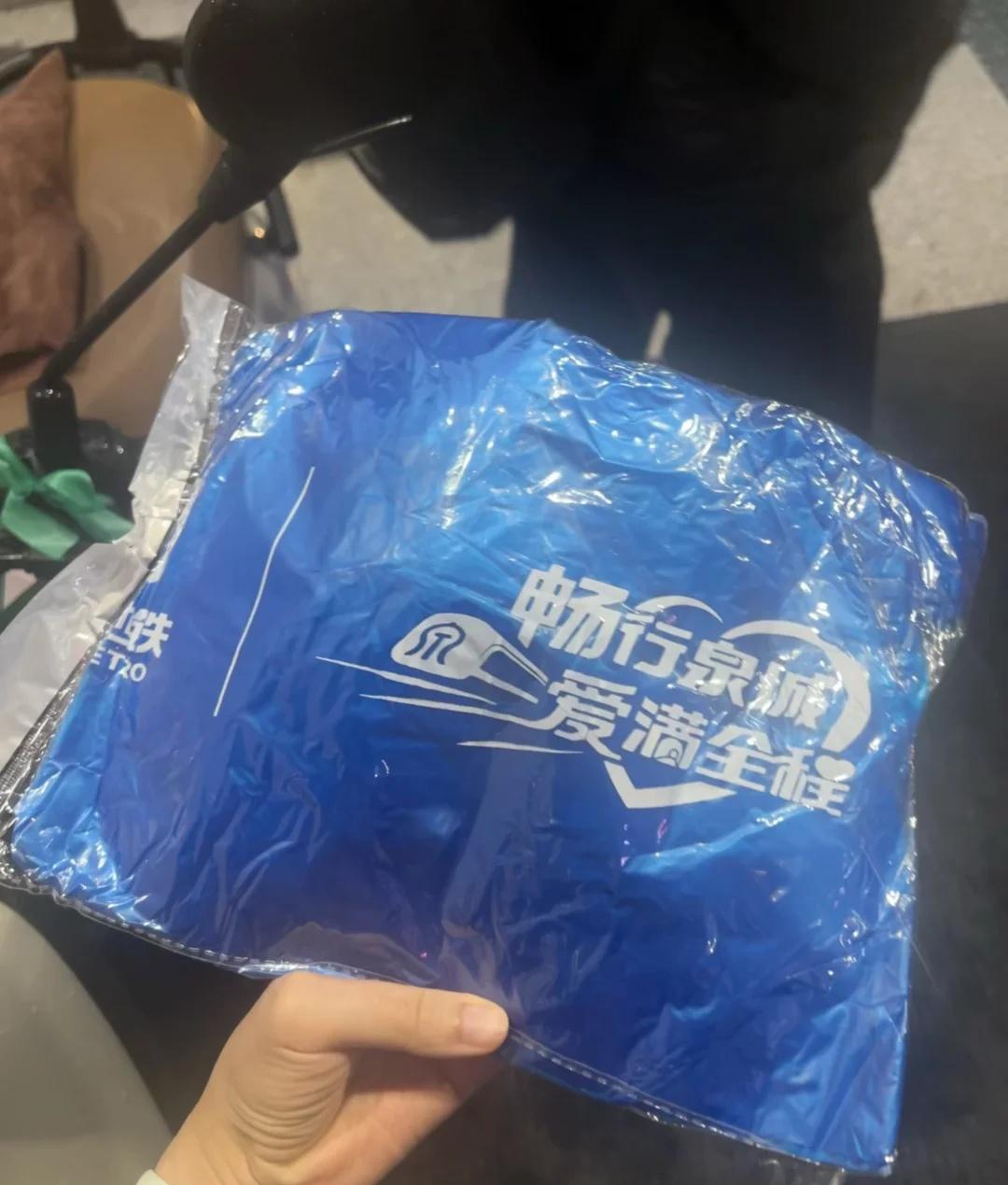 济南地铁 暖心有格局
下雨免费发雨衣这波操作
坐标山师东路站
工作人员还一遍遍确