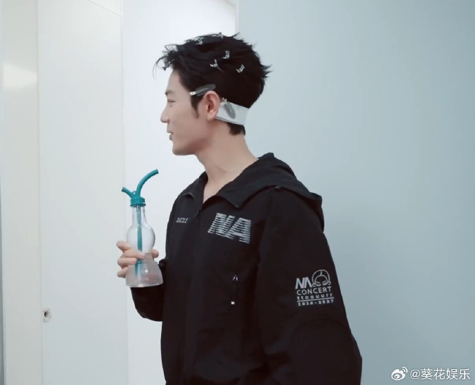 肖战满头都是夹子肖战头上全是夹子肖战满头都是夹子，好看啊太好看了叭 ​​​