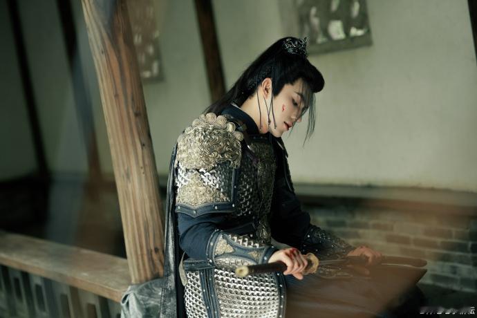 #李耕耘战损大片##李耕耘将军战损妆# 李耕耘的战损形象充满魅力，将军战损妆为他