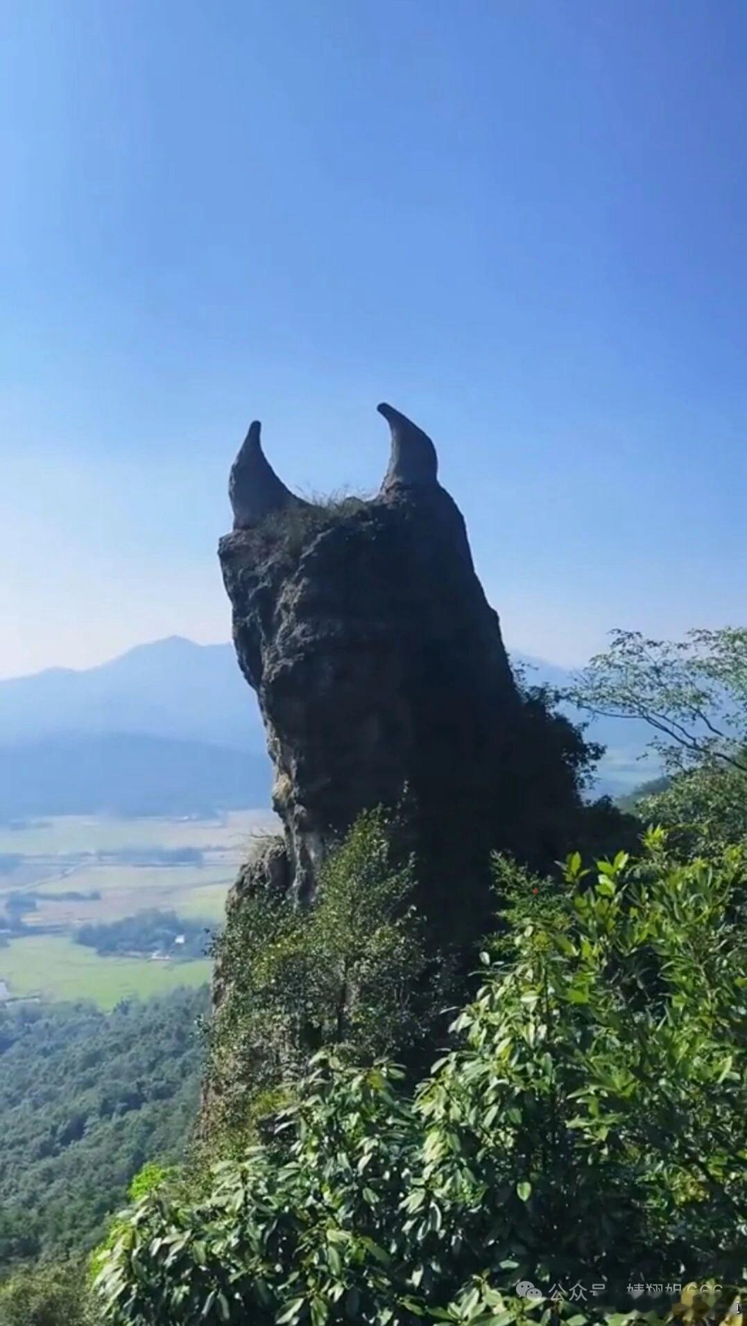 天造牛头石，屹立皖南山间大自然鬼斧神工，在群山之中雕琢出这尊牛头奇石。双角朝天，