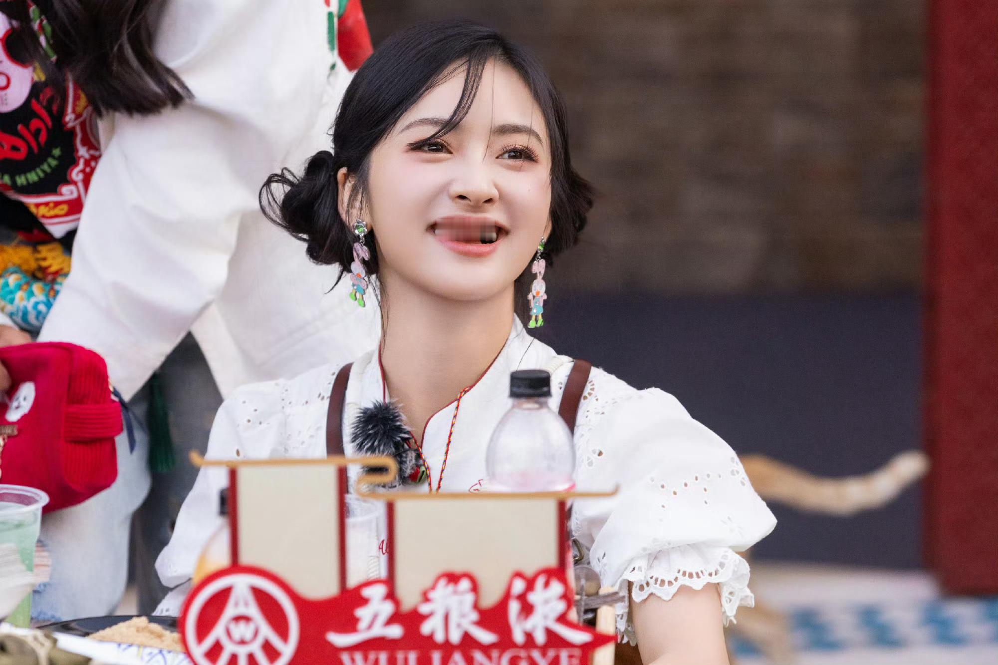 沈月双丸子头新中式沈月湘妹子和小炒黄牛肉的适配度沈月湘妹子和小炒黄牛肉的适配度，