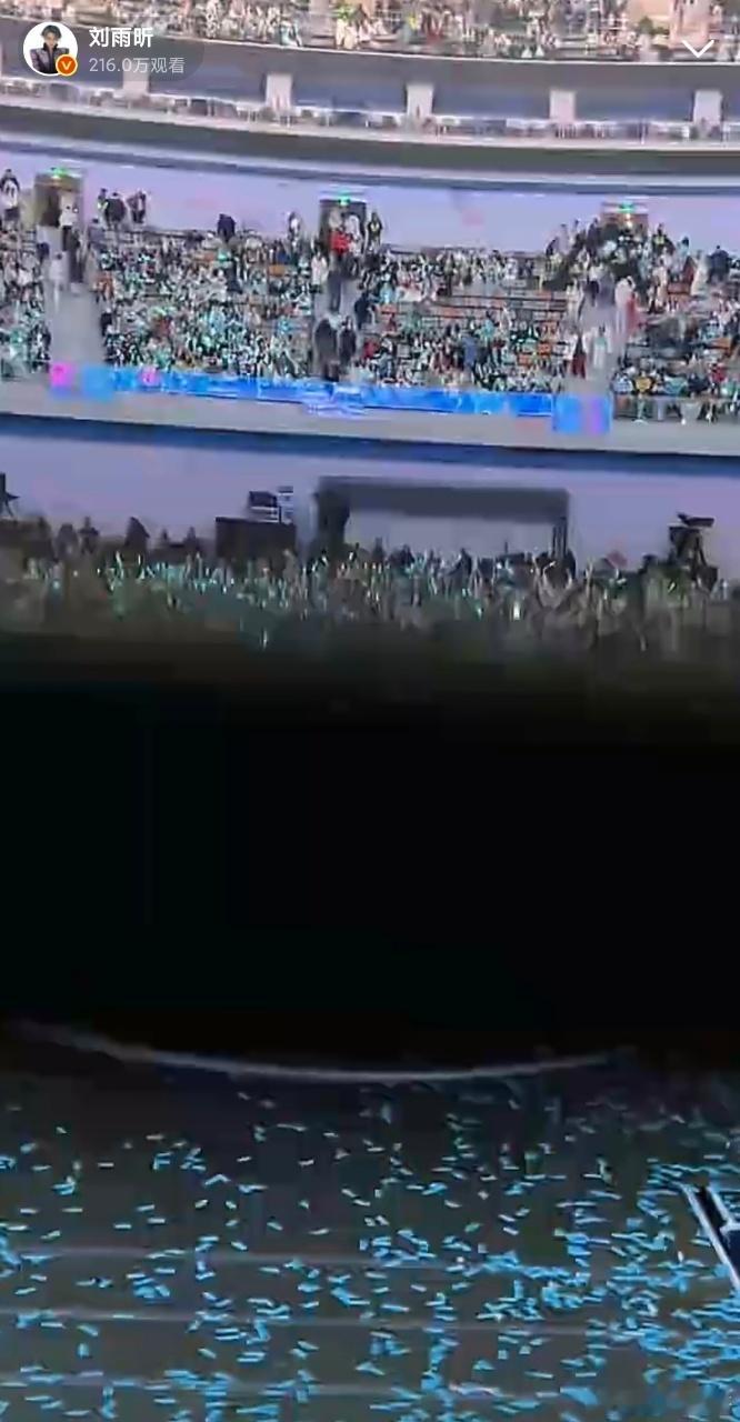 刘雨昕直播从缝隙里看粉丝 今晚苏州演唱会圆满落幕。安可舞台她表演了《Passio