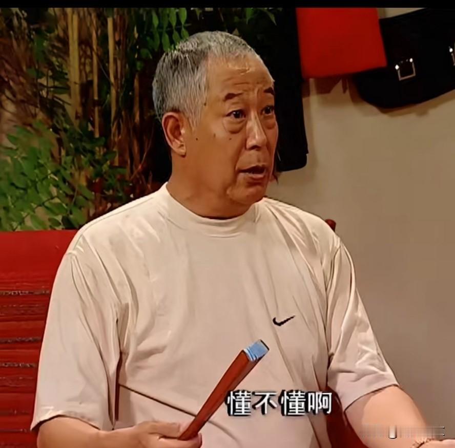 这个情节太可乐了
《家有儿女》第二部，吃饭时，爷爷看到一桌子菜，小雪姐弟三个还不