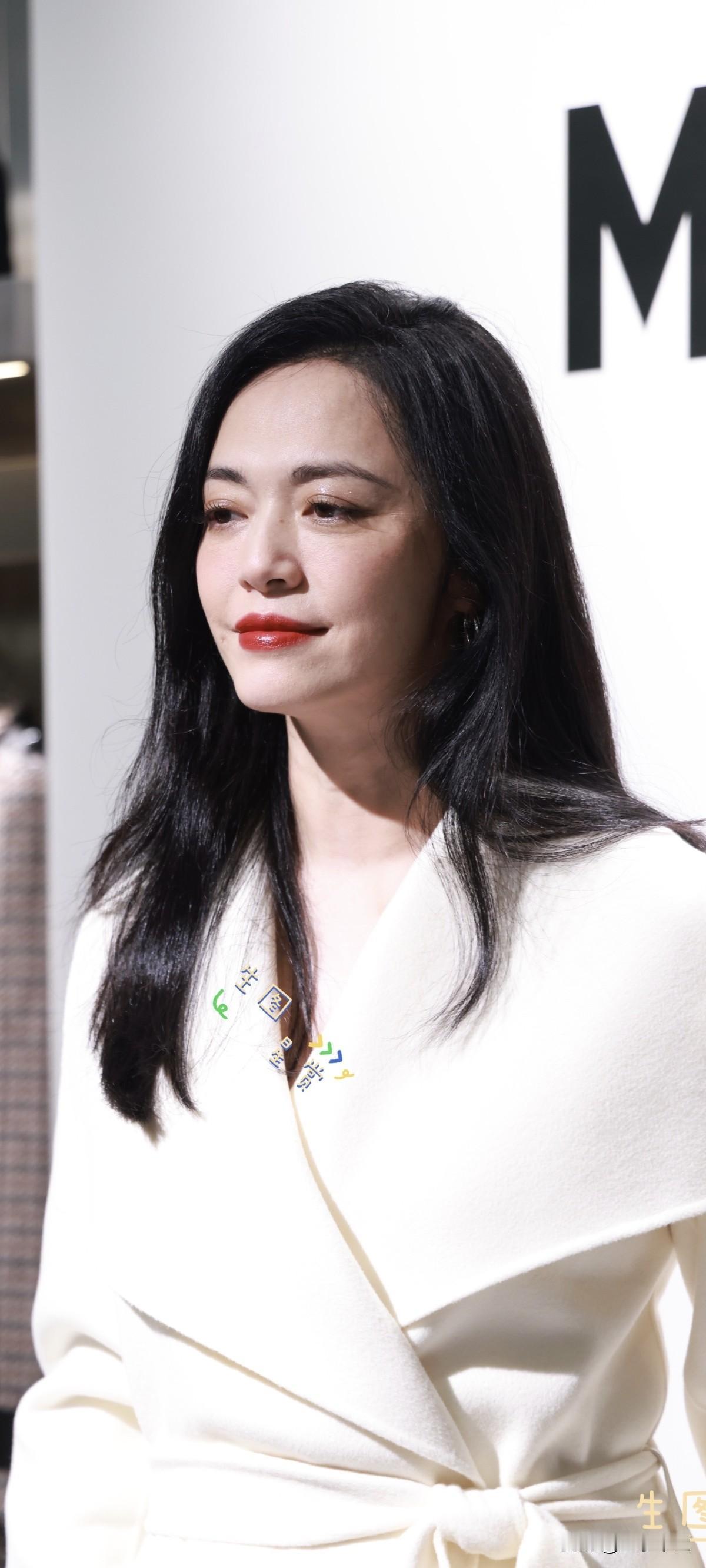姚晨品牌活动生图直出
大衣大红唇美在这个深秋！大红唇真的是气场全开啊！不过我更喜