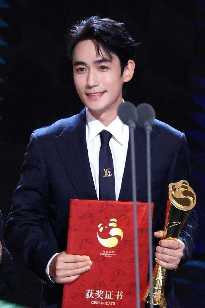 朱一龙又拿奖了！成为首位中国籍金熊猫影帝🏆

领奖时他真诚地说：“金熊猫是对话