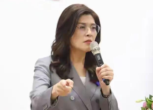 郑丽文一举多得，韩国瑜连忙做东邀请季麟连餐叙，或另有深意！
连日来，郑丽文的动向