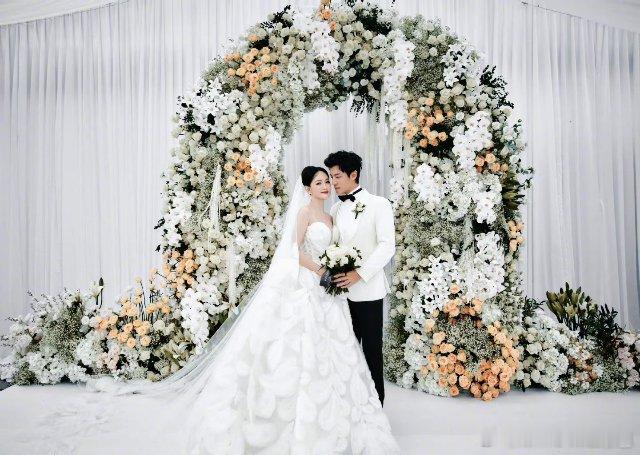 #陈乔恩婚礼哭了#[允悲]这是没有话题了吗？干嘛拿出来，谁结婚不哭啊家人们 ​​