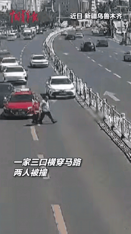 这一家三口是不想活了吗？胆子怎么这么大？竟然敢乱穿四车道的马路，

大家仔细看视