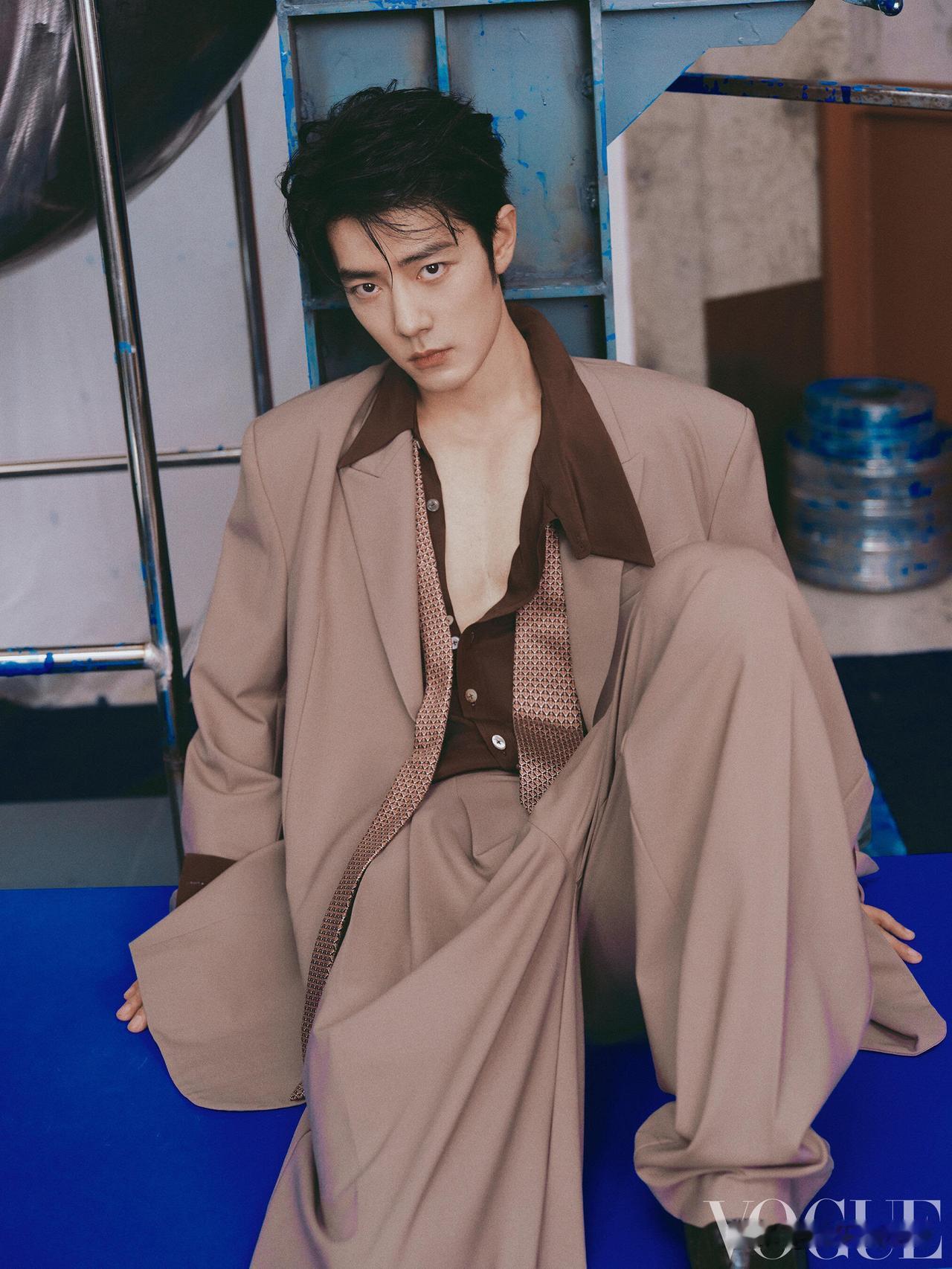 ❤️肖战解锁VOGUE十月刊封面，丰富造型演绎多元风格。西装优雅松弛，马甲造型凸