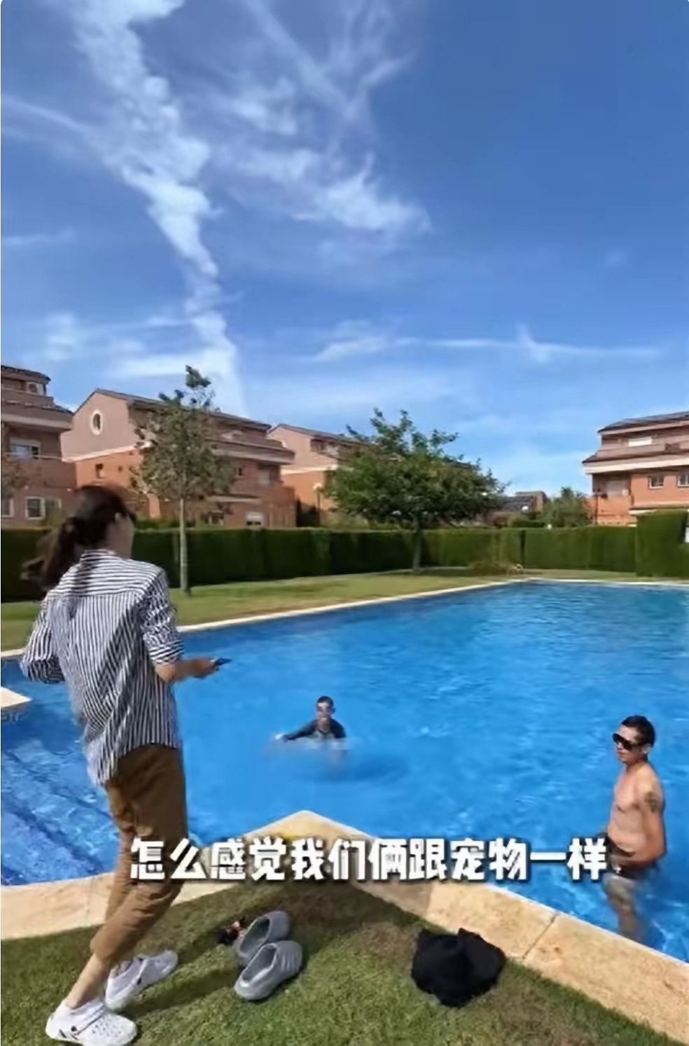 林丹晒西班牙的别墅，泳池比水库还要大，和10岁儿子同游不戴泳镜 
