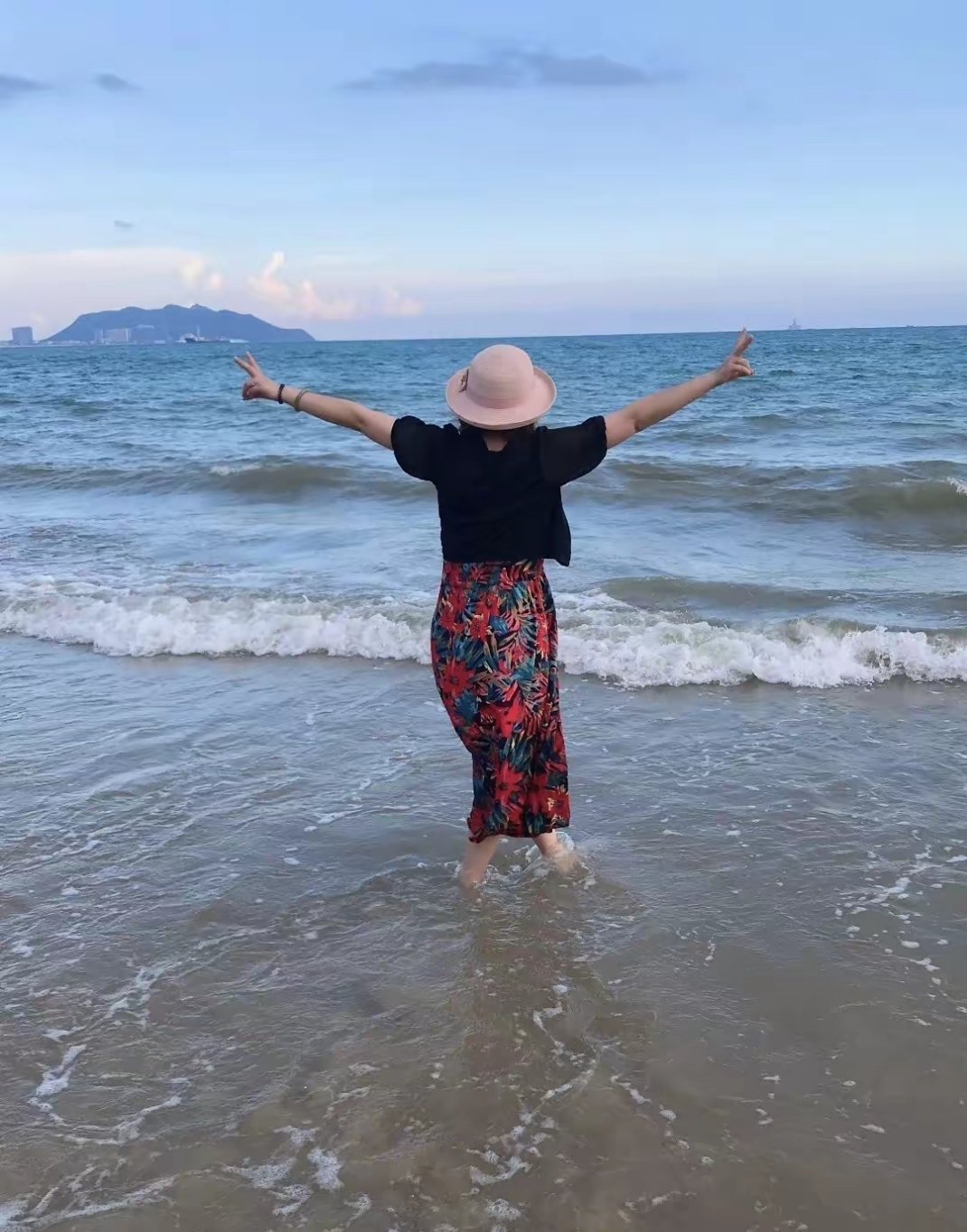 奉劝所有中年女人，夏天买衣服这9种衣服不要买:1. 轻薄桑蚕丝、全真丝上衣：看着