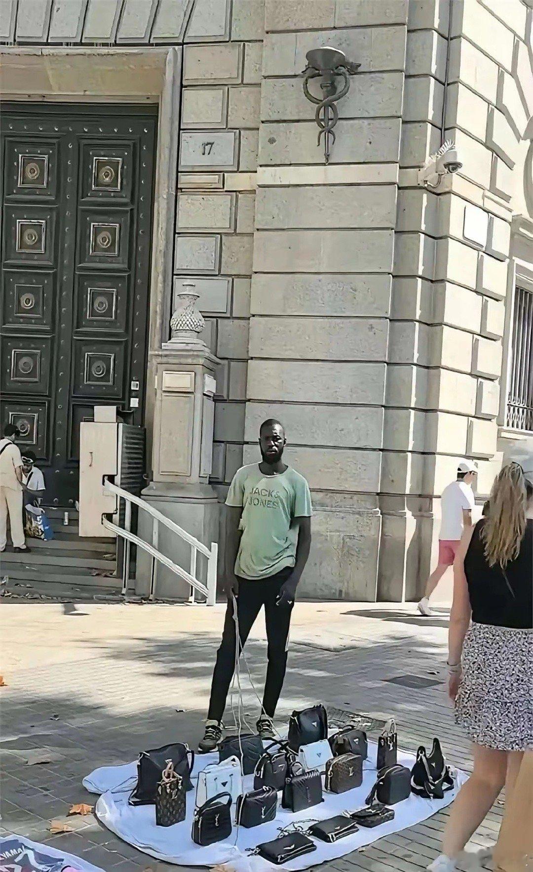 别看是地摊，只要坐标是美国，卖的是黑哥，那就是真货。 