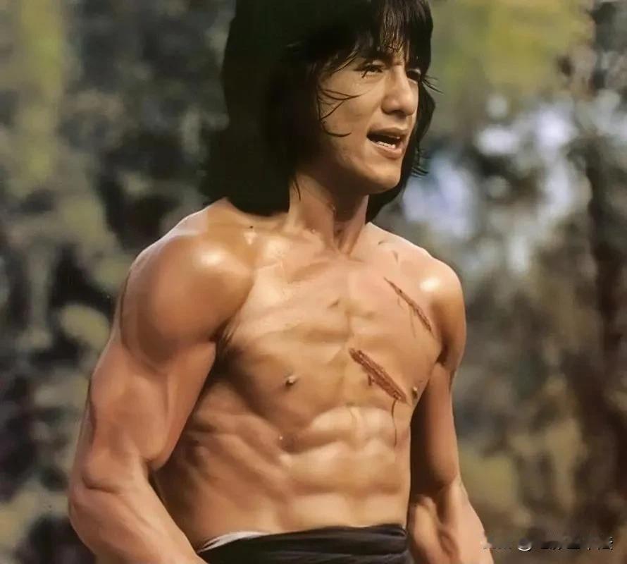 成龙15岁还在学戏的时候有了第一个女朋友，女朋友是戏班16岁的当家花旦，两人在一