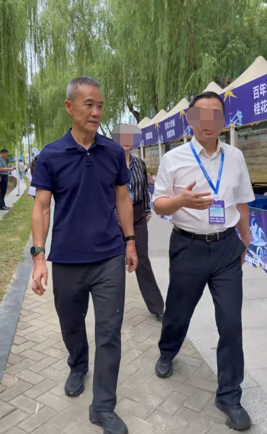 近日，王石现身南京大学生国际赛艇公开赛，精神矍铄，妥妥的老当益壮。他特地穿了一件