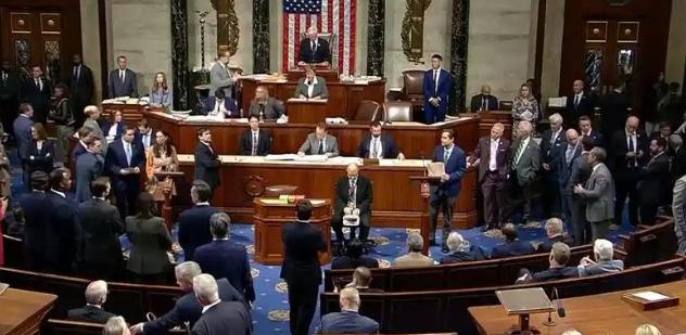 一箱油加满要花100美元！美国油价暴涨引爆全民怒火，三党罕见达成一致差评，石油巨