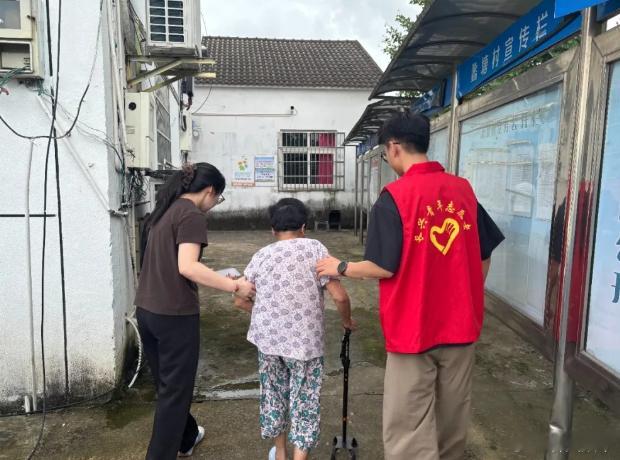 直击浙江迎战台风巴威长兴闻风而动转移万名群众  台风登录了，但是风雨还是很大。 