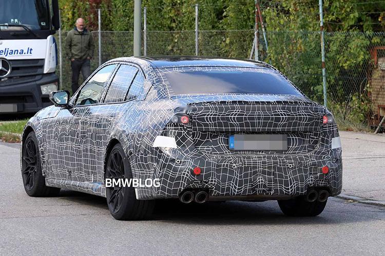 下一代宝马M3混动原型车曝光，前翼子板外抛突出的宽大轮拱，依旧能看出其标志性的肌