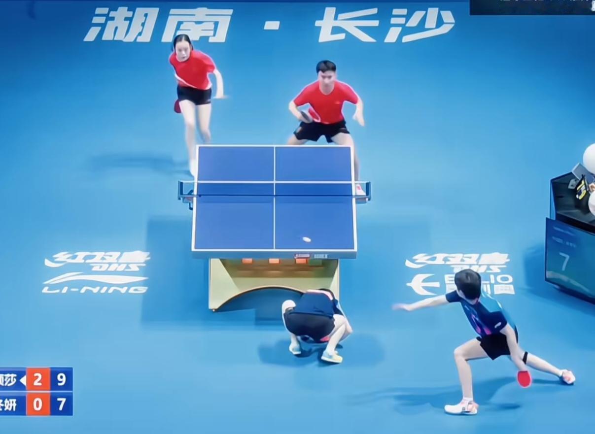 谁懂呀，
莎莎这一蹲太丝滑了。
你蹲就蹲吧，
还双手肘地，
感觉一只手就能把她“
