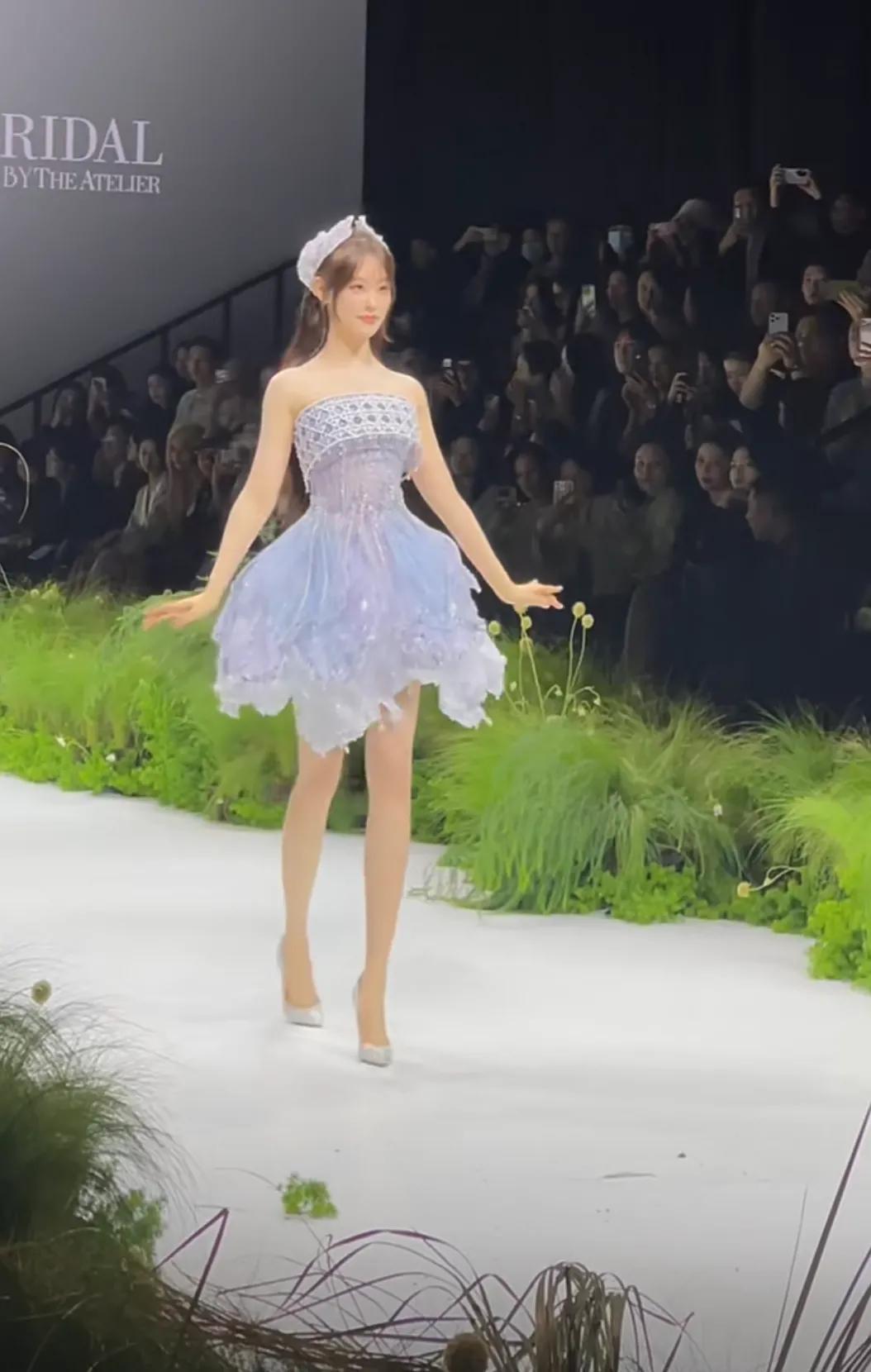 祝绪丹演绎花仙子的浪漫，她的腿居然这么细，好像叶罗丽精灵梦，感觉祝绪丹挺漂亮的，