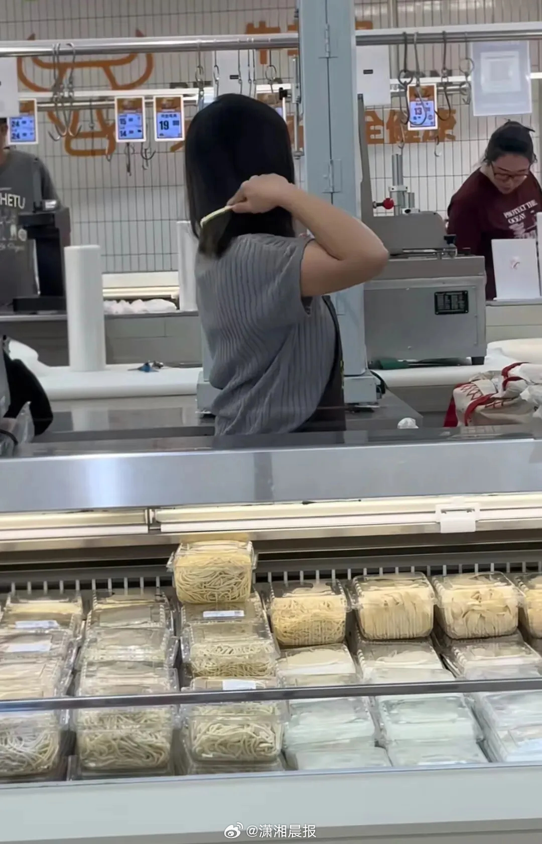 【福州一#超市员工在熟食区梳头#，#超市称在熟食区梳头员工已开除#：销毁其工作时