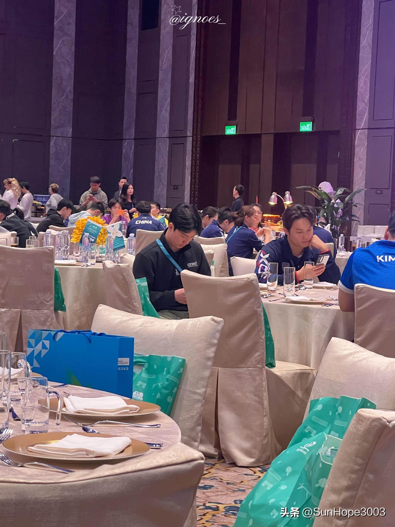 看到了晚宴现场的楚钦和莎莎，都在忙着看手机😁
国乒参赛，陪练和教练员们比较多，