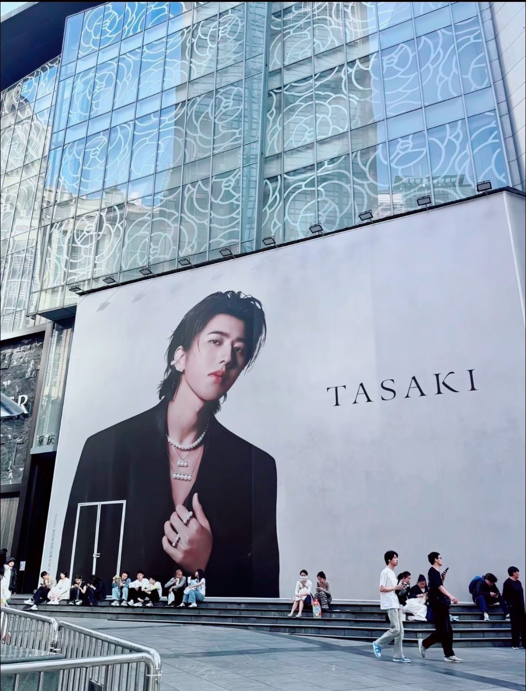 重庆解放碑的蔡徐坤，好大。——tasaki全球品牌代言人的排面 