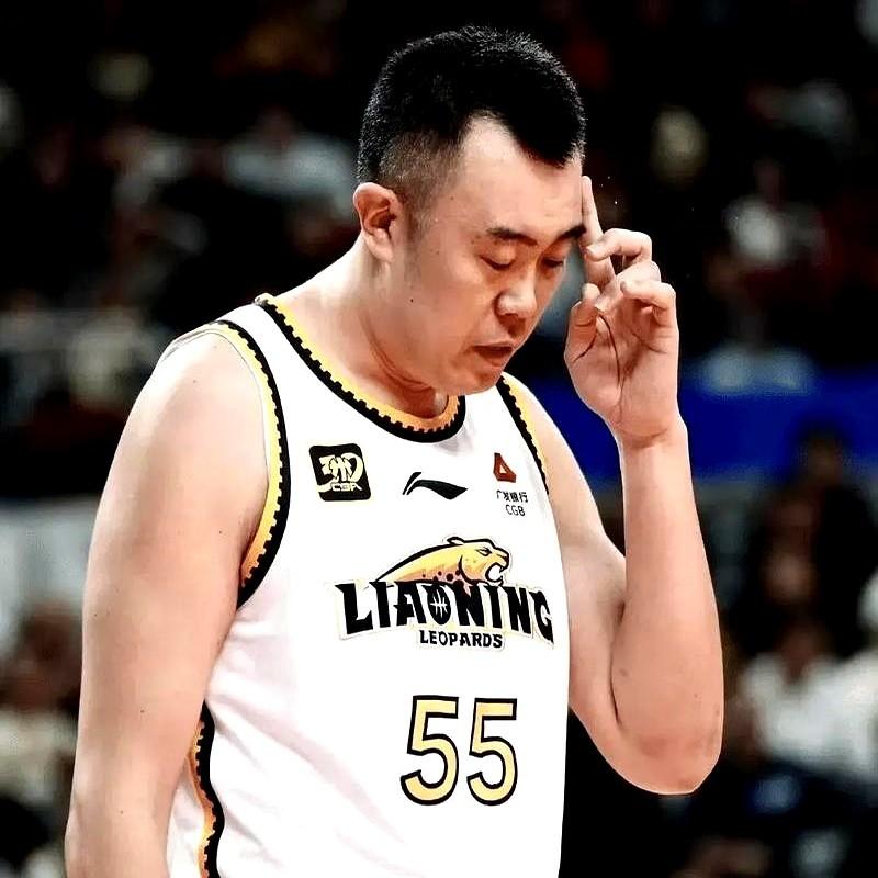 韩德君被聘任辽篮俱乐部副总经理，释放出来三个积极信号：
大韩在场上死心塌地扛了十