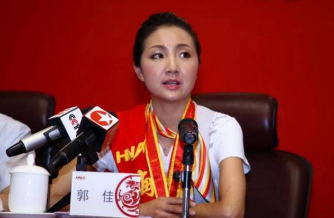一架飞往乌鲁木齐的客机升至5000米高空时，一位空姐突然推着餐车猛撞驾驶舱。她趁