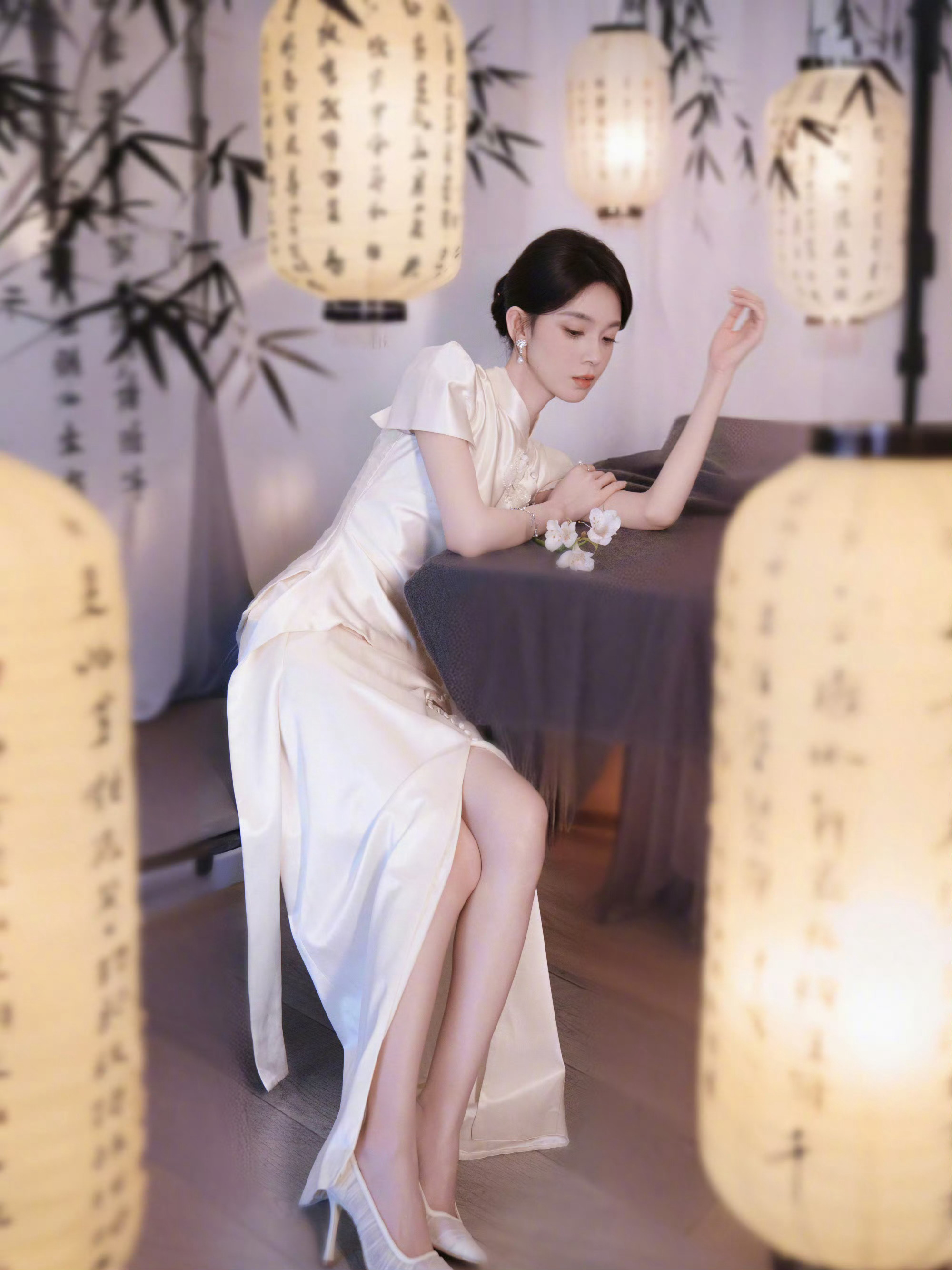 陈瑶陈瑶陈瑶陈瑶素色旗袍拍出东方诗意