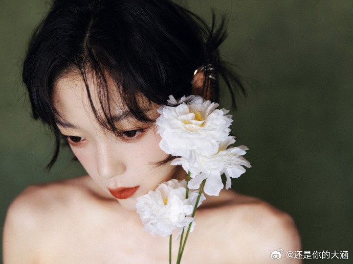 希林娜依高红毯冷感美人 希林娜依高今晚的红毯太圈粉了，冷感美人随手一摆都高级。 