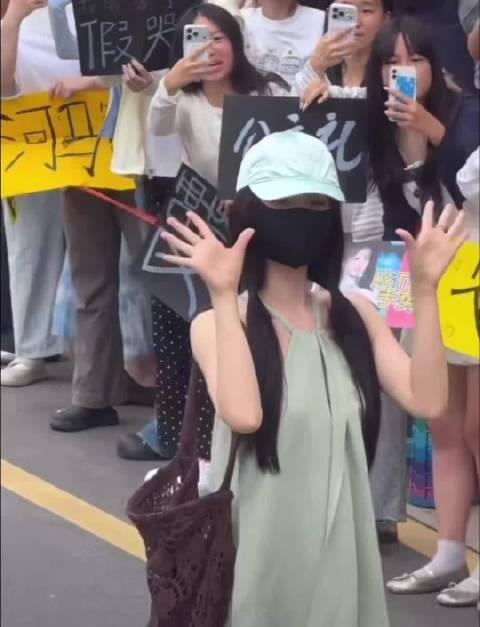 虞书欣今日《长生骨》进妆 
今天是薄荷味的鱼头欣欣🩵👗虞书欣 ​​​