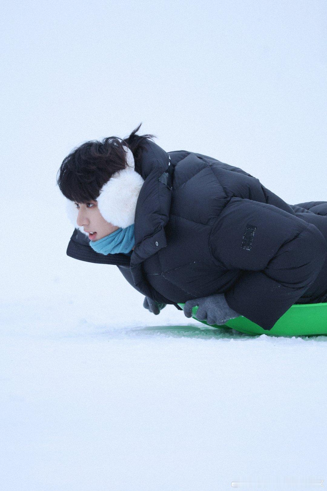哇，刘耀文发的10宫格太养眼了！每一张都质感在线，能看出他用心记录生活的点点滴滴