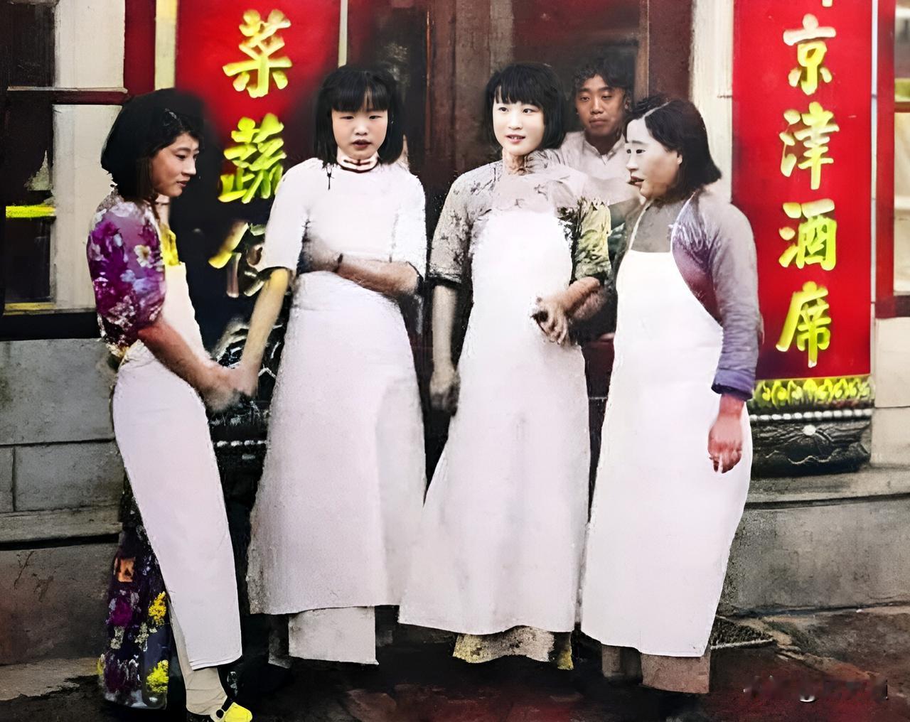 1934年，四名相貌娇美，身材高挑的女子围着围裙站在张包铺门前。原来，这四人都是