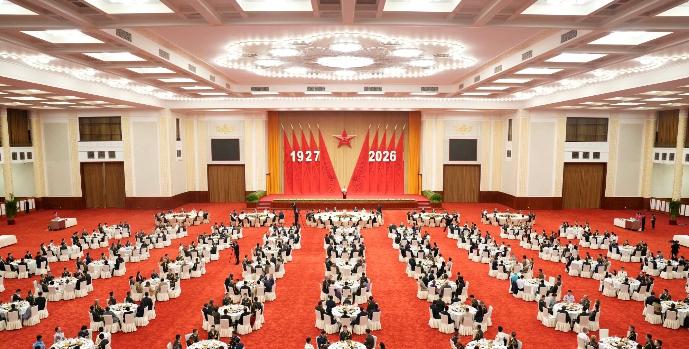 挫败台独，国防部表决心。7月31日，国防部于人民大会堂举行招待会，迎接八一建军节