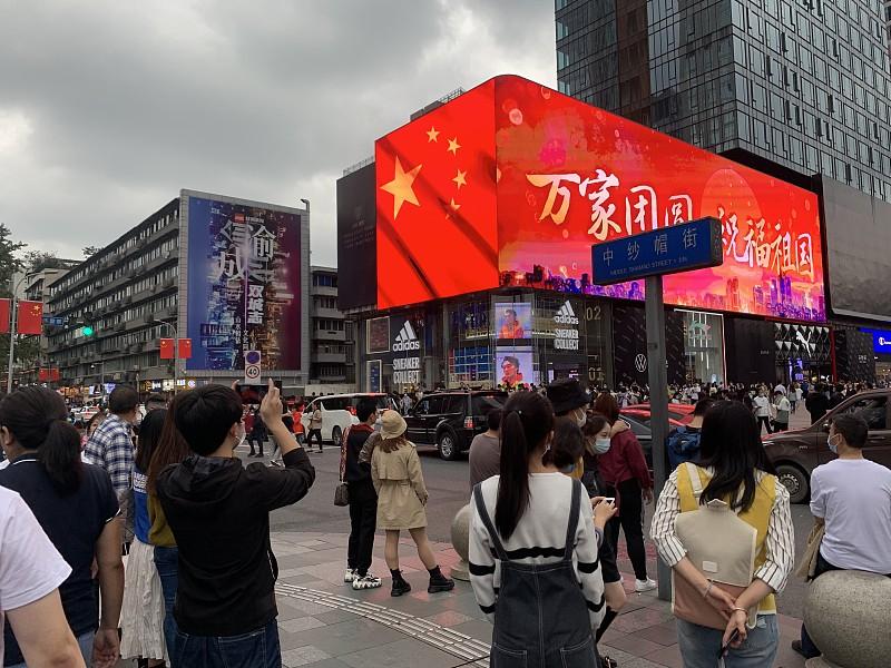 晒图笔记大赛 国庆在成都凑晒图笔记大赛的线下打卡热闹，真的撞见了超有意思的野生画