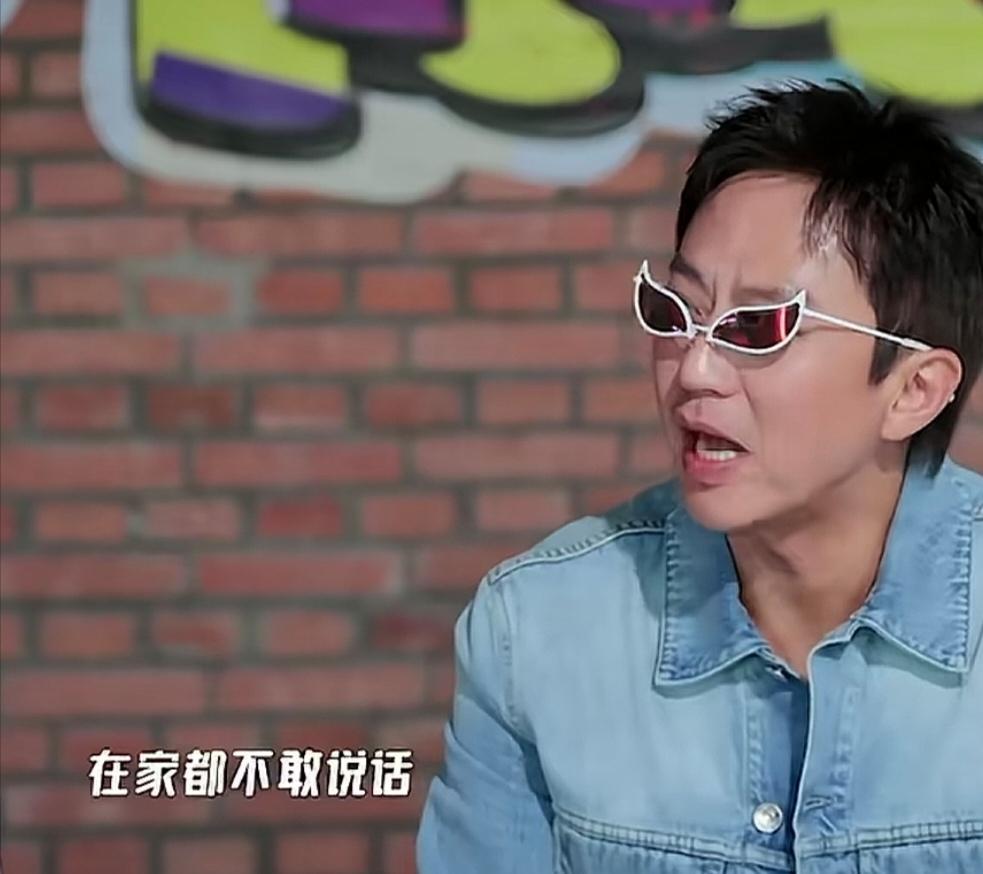 邓超自爆家庭地位，说：“在家都不敢说话，我怕老婆怕到什么地步，有时候正常说话，然