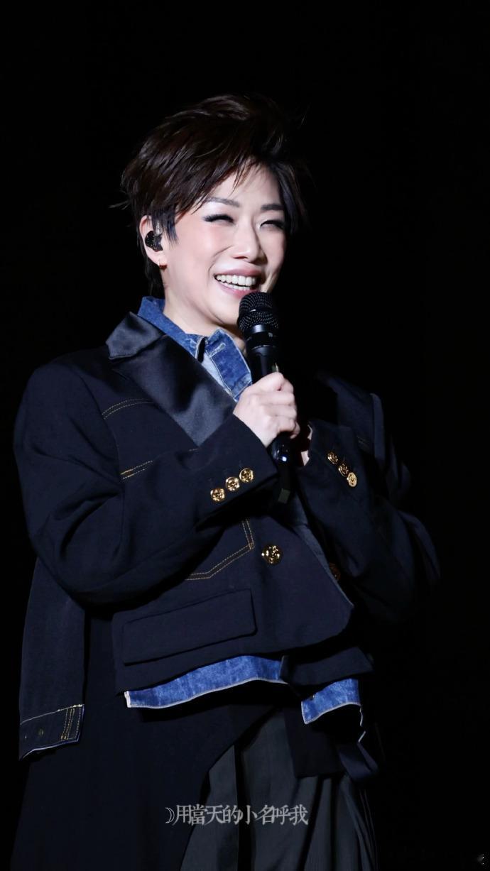 林忆莲舞台上的可爱动作 林忆莲舞台上的可爱动作真是绝了！托脸时像个小精灵，比心时